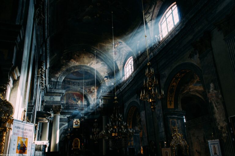 Kirchenraum mit Lichtstrahl als Symbol für alte Schwüre, Gelübde und energetische Bindungen
