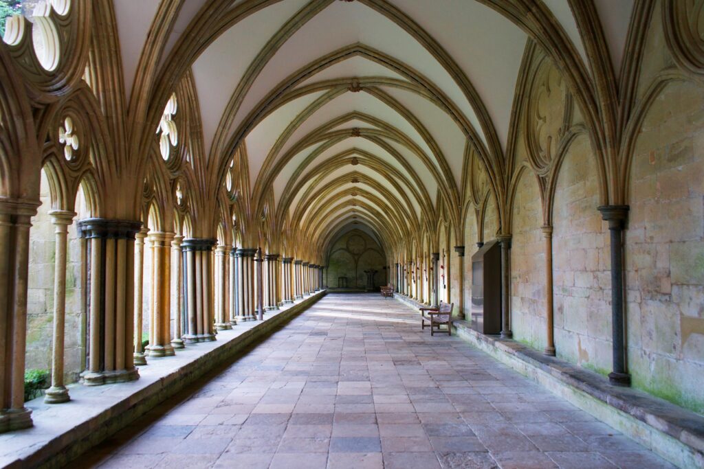 Heller Klostergang als Symbol für Eide, Schwüre, Gelübde und alte spirituelle Versprechen