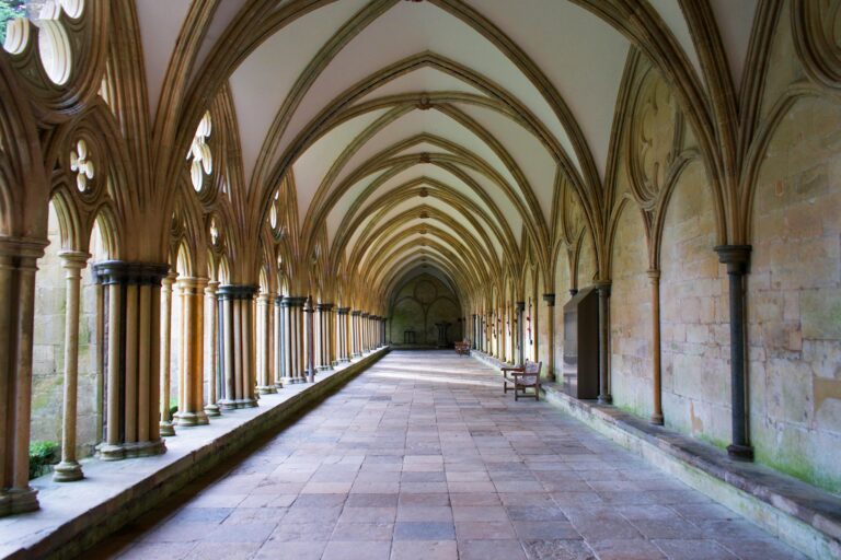 Heller Klostergang als Symbol für Eide, Schwüre, Gelübde und alte spirituelle Versprechen