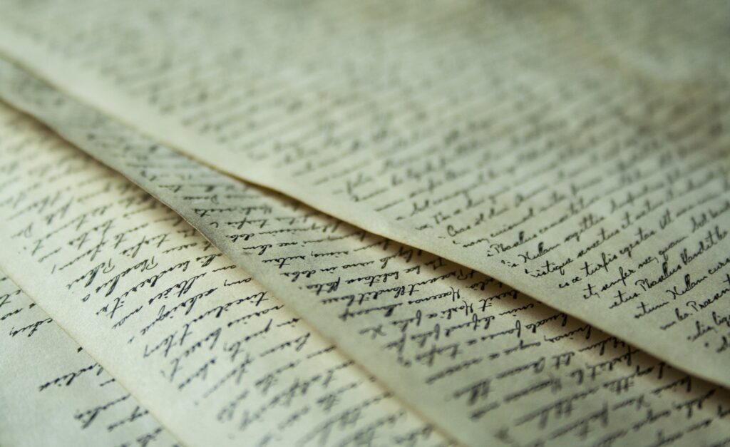 Handschriftliche Papiere als Symbol für Seelenvertrag und alte energetische Vereinbarungen